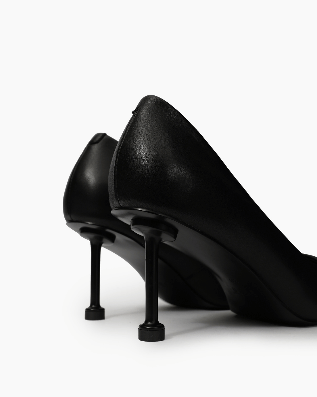 Black pumps — sculptural slim heel detail
