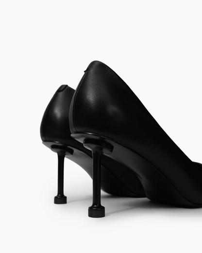 Black pumps — sculptural slim heel detail